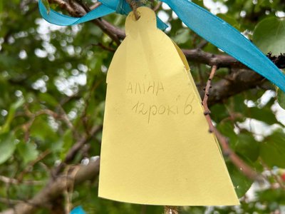 В Умані в памʼять про вбитих Росією дітей, розвісили паперові дзвіночки В Умані в памʼять про вбитих Росією дітей, розвісили паперові дзвіночки