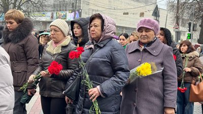 У Хмельницькому з нагоди Дня Гідності та Свободи відбулося покладання квітів У Хмельницькому з нагоди Дня Гідності та Свободи відбулося покладання квітів