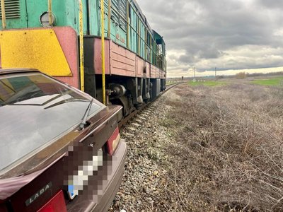 У Кіровоградській області на залізничному переїзді сталася аварія. Є травмовані У Кіровоградській області на залізничному переїзді сталася аварія. Є травмовані