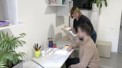Ветеран із позивним "Барс" на арт-терапії