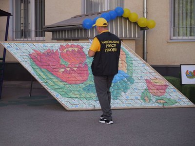 Через вибух дрона поранені люди, атаки на Нікопольщину, рекордне панно. Головні новини Дніпра та області 3 травня