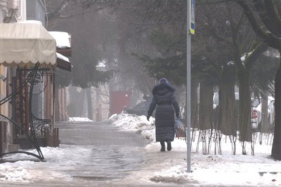 Чернівчанка обходить ожеледицю на тротуарі Чернівчанка обходить ожеледицю на тротуарі