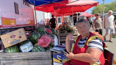 Продає кавуни Продає кавуни