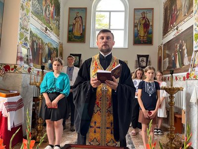 Дитячий табір, "Вірля", діти, молитва в храмі Дитячий табір, "Вірля", діти, молитва в храмі