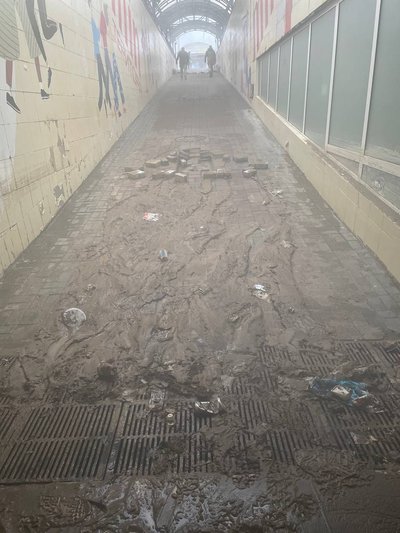 У Києві через прорив труби вулицю залило окропом У Києві через прорив труби вулицю залило окропом