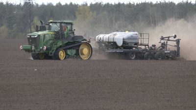 "Чекали аби прогрілася земля": черкаські аграрії розпочали посів кукурудзи