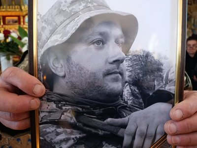 У Хмельницькому попрощалися із загиблими воїнами Анатолієм Волошиним та Романом Семенчуком У Хмельницькому попрощалися із загиблими воїнами Анатолієм Волошиним та Романом Семенчуком