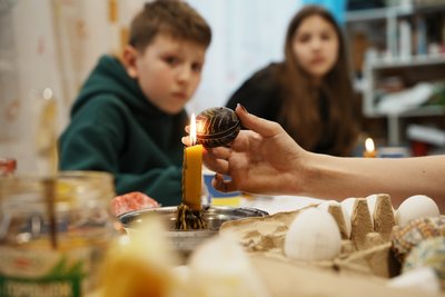 писанкарка обпалює віск з писанки писанкарка обпалює віск з писанки