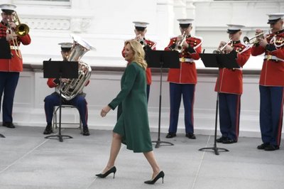Ялинка прибула: як Білий дім у США готується до Різдва Ялинка прибула: як Білий дім у США готується до Різдва