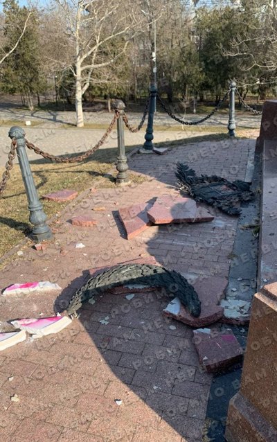В Одесі пошкодили Олександрівську колону в парку Шевченка В Одесі пошкодили Олександрівську колону в парку Шевченка
