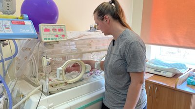 Вікторія торкається свого сина, який перебуває в інкубаторі для новонароджених. Миколаїв, 20 листопада 2024 року Вікторія торкається свого сина, який перебуває в інкубаторі для новонароджених. Миколаїв, 20 листопада 2024 року