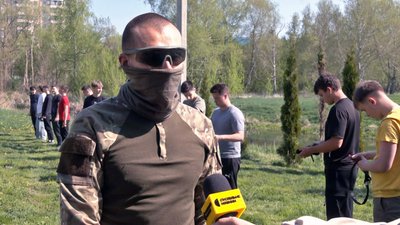 Вишкіл для старшокласників у Луцьку: молодь навчали літати на дронах і шукати вибухівку Вишкіл для старшокласників у Луцьку: молодь навчали літати на дронах і шукати вибухівку
