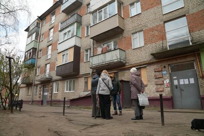 Коли в сумській п’ятиповерхівці, пошкодженій “шахедом”, закриють діру в даху Коли в сумській п’ятиповерхівці, пошкодженій “шахедом”, закриють діру в даху