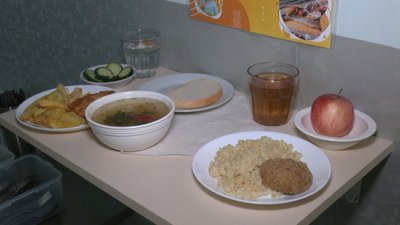 Учні початкових класів почали безплатно їсти у 50 громадах Рівненської області Учні початкових класів почали безплатно їсти у 50 громадах Рівненської області