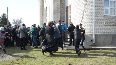 Бійка парафіян під церквою на Житомирщині: поліція почала перевірку Бійка парафіян під церквою на Житомирщині: поліція почала перевірку