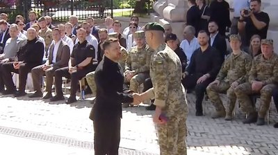 Офіцер Луганського прикордонного загону подарував Зеленському шеврон підрозділу "Фенікс" Офіцер Луганського прикордонного загону подарував Зеленському шеврон підрозділу "Фенікс"