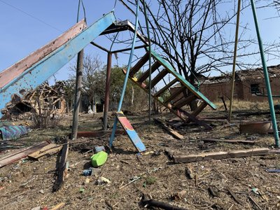 «Нікуди не збираємося»: як живе Билбасівка за 25 кілометрів від фронту «Нікуди не збираємося»: як живе Билбасівка за 25 кілометрів від фронту