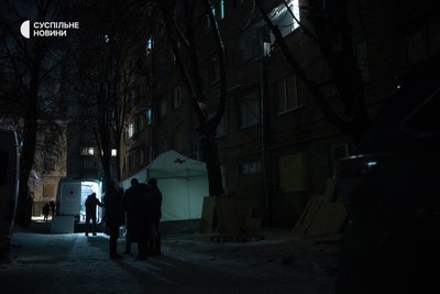 Волонтерські палатки біля багатоповерхівки в Соломʼянському районі у Києві, яка постраждала від уламків російського безпілотника, 12 січня 2026 року Волонтерські палатки біля багатоповерхівки в Соломʼянському районі у Києві, яка постраждала від уламків російського безпілотника, 12 січня 2026 року