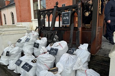 Рештки священних книг, які залишились після пожежі у синагозі у Чернівцях Рештки священних книг, які залишились після пожежі у синагозі у Чернівцях