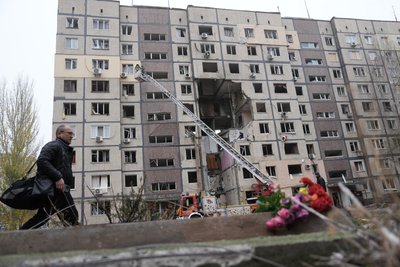 "Нічого не відчуваєш, тільки пустоту та біль". Мешканці пошкодженої багатоповерхівки у Дніпрі забирають речі з квартир "Нічого не відчуваєш, тільки пустоту та біль". Мешканці пошкодженої багатоповерхівки у Дніпрі забирають речі з квартир
