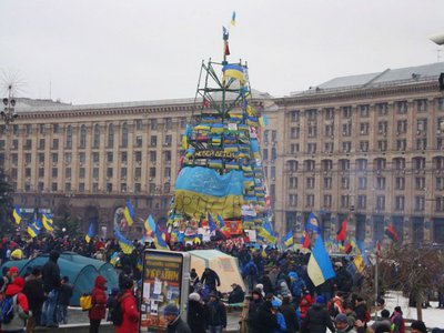 Імпровізована ялинка на Майдані під час Революції гідності Імпровізована ялинка на Майдані під час Революції гідності