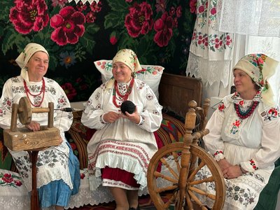 «Бовсунівським бабусям» — 20 років: як колектив зберігає автентичні пісні Житомирського Полісся