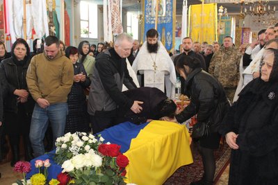 На Закарпатті попрощалися із полеглим на війні Василем Варцабою На Закарпатті попрощалися із полеглим на війні Василем Варцабою