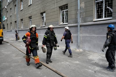 Рятувальники поблизу пошкодженої поліклініки у Харкові російським обстрілом, 6 серпня 2024 року Рятувальники поблизу пошкодженої поліклініки у Харкові російським обстрілом, 6 серпня 2024 року