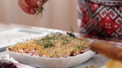 "Кулінарний спадок": рецепт осіннього салату з чорносливом і горіхами з Рівненщини "Кулінарний спадок": рецепт осіннього салату з чорносливом і горіхами з Рівненщини