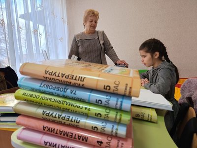 Інна забезпечена усіма необхідними підручниками шрифтом Брайля Інна забезпечена усіма необхідними підручниками шрифтом Брайля