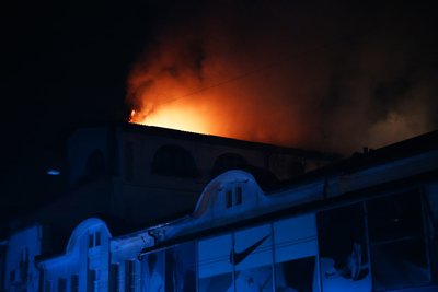 Пожежа на місці влучання російського БпЛА в Основ'янському районі Харкова, 2 квітня 2026 року Пожежа на місці влучання російського БпЛА в Основ'янському районі Харкова, 2 квітня 2026 року