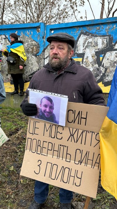 "Не мовчи! Полон вбиває!" У Миколаєві люди вийшли на акцію, аби привернути увагу до проблем військовополонених "Не мовчи! Полон вбиває!" У Миколаєві люди вийшли на акцію, аби привернути увагу до проблем військовополонених