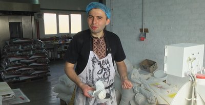 "Кожного року запит один — щоб була солодша": хмельницький ветеран пече паски, частину з яких віддає на благодійість "Кожного року запит один — щоб була солодша": хмельницький ветеран пече паски, частину з яких віддає на благодійість