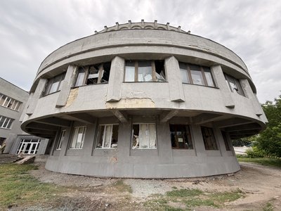 Багатоповерхівка та Палац дітей: наслідки російської атаки на Суми Багатоповерхівка та Палац дітей: наслідки російської атаки на Суми