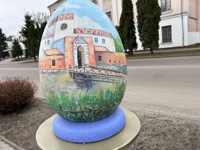 "Одна краща іншої": на алеї в центрі Дубна на Рівненщині встановили 16 писанок