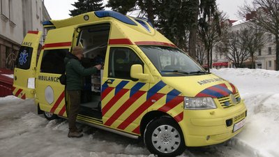 У Чернігові військовим передали "швидку" від подружжя з Бельгії У Чернігові військовим передали "швидку" від подружжя з Бельгії