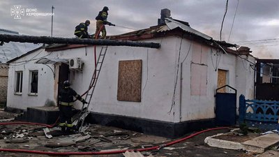 На Херсонщині російські дрони атакували будівлю пожежно-рятувального підрозділу ДСНС На Херсонщині російські дрони атакували будівлю пожежно-рятувального підрозділу ДСНС