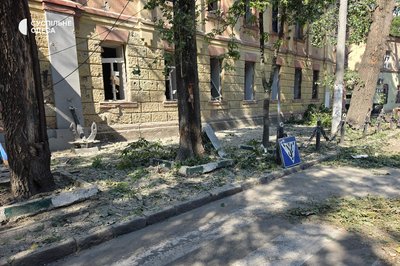 В Одесі через нічну атаку РФ пошкодило ліцей та житловий будинок: вибило десятки вікон В Одесі через нічну атаку РФ пошкодило ліцей та житловий будинок: вибило десятки вікон