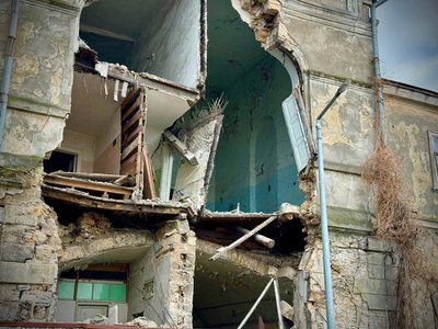 Обвалилась стіна в одеській інфекційній лікарні Обвалилась стіна в одеській інфекційній лікарні