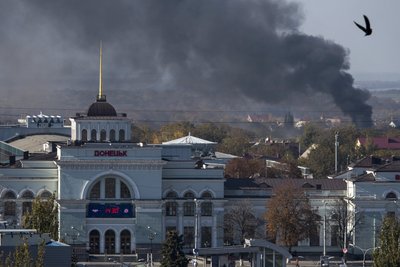 Дим за вокзалом у Донецьку під час боїв за Донецький аеропорт, 12 жовтня 2014 року Дим за вокзалом у Донецьку під час боїв за Донецький аеропорт, 12 жовтня 2014 року