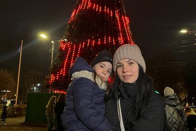 Чернівчанка з донькою біля головної ялинки Чернівців Чернівчанка з донькою біля головної ялинки Чернівців