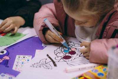 Дівчинка малює на уроці в Печенігах