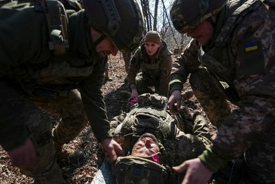 Канадська інструкторка Ейпріл Хаггет проводить навчання з тактичної медицини для військовослужбовців спеціального стрілецького батальйону "Алькатрас"