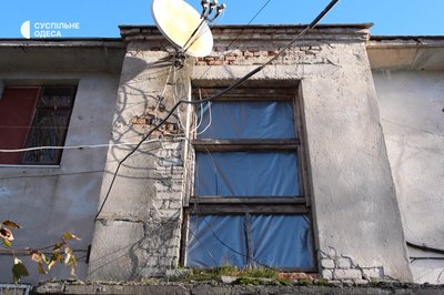 Грошей на ремонт не дають: чому на Одещині не відновлюють пошкоджений атаками РФ будинок Грошей на ремонт не дають: чому на Одещині не відновлюють пошкоджений атаками РФ будинок
