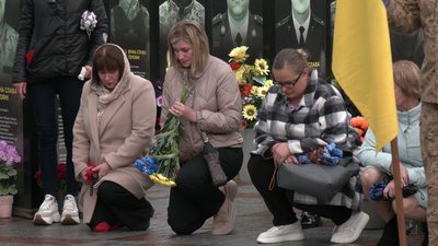 «Єдиний син загинув»: з добровольцем Віталієм Пивоваром попрощалися у Рівному «Єдиний син загинув»: з добровольцем Віталієм Пивоваром попрощалися у Рівному