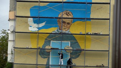 У Мукачеві малюють мурал, присвячений вчасній реєстрації народження дитини У Мукачеві малюють мурал, присвячений вчасній реєстрації народження дитини