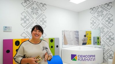 «Тут дитина відчуває себе в безпеці»: у Ромнах відкрили сенсорну кімнату для дітей з інвалідністю «Тут дитина відчуває себе в безпеці»: у Ромнах відкрили сенсорну кімнату для дітей з інвалідністю