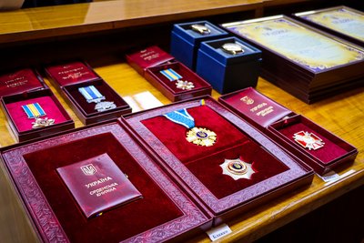 Родинам загиблих бійців Нацгвардії вручили їхні ордена "За мужність" Родинам загиблих бійців Нацгвардії вручили їхні ордена "За мужність"
