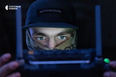 технік готує "Мавік" до вильоту, розрахунок FPV-дронів ГУР МО на півночі Харківщини технік готує "Мавік" до вильоту, розрахунок FPV-дронів ГУР МО на півночі Харківщини