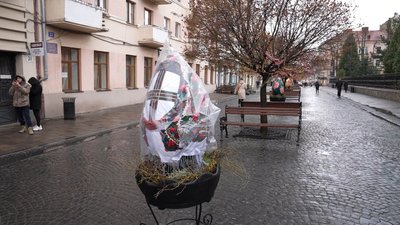 Вулицю Кобилянської у Чернівцях прикрасили до Великодня: встановили метрові писанки